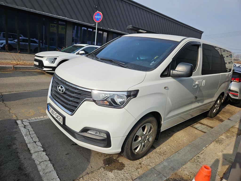 HYUNDAI Starex - Vista 3