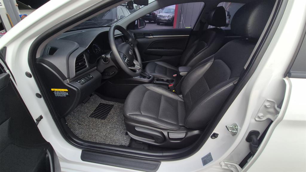 HYUNDAI Avante - Vista 10