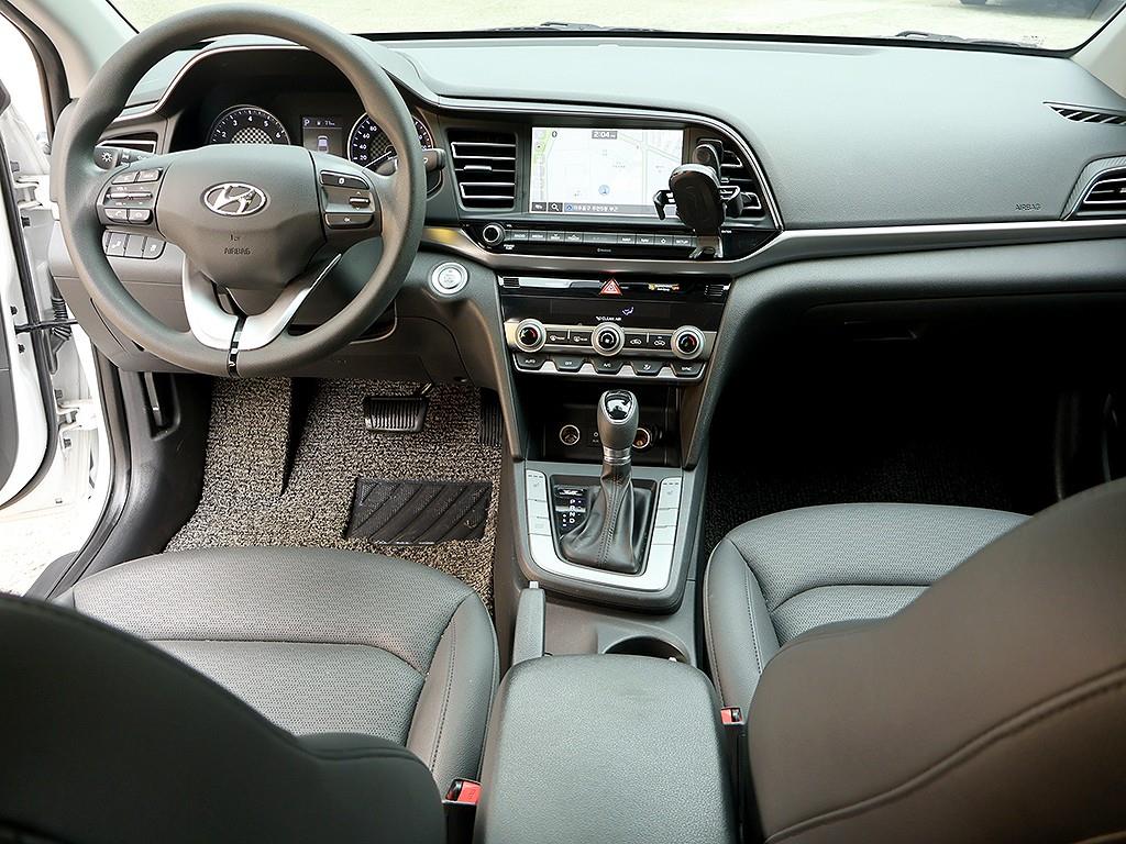 HYUNDAI Avante - Vista 9