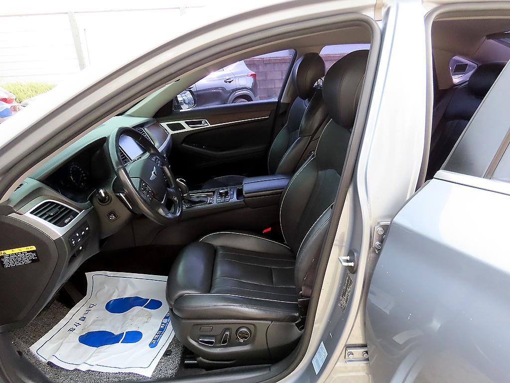 HYUNDAI Genesis - Vista 5