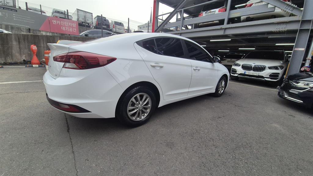 HYUNDAI Avante - Vista 4