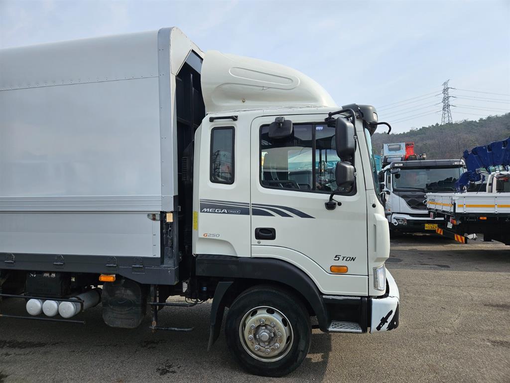 medium and large cargo truck - Vista 7