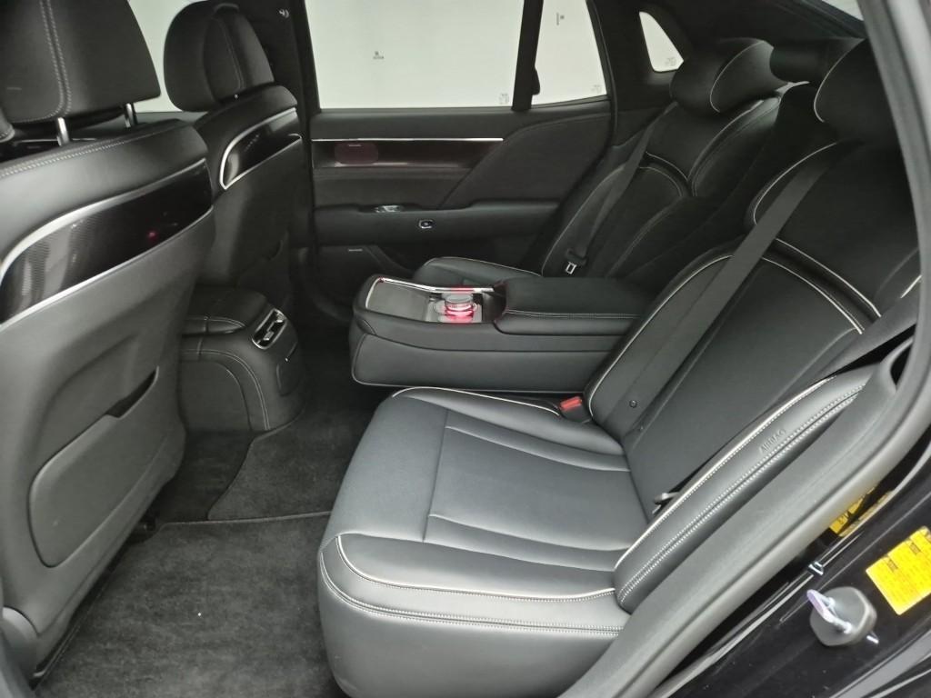 Genesis G90 - Vista 11