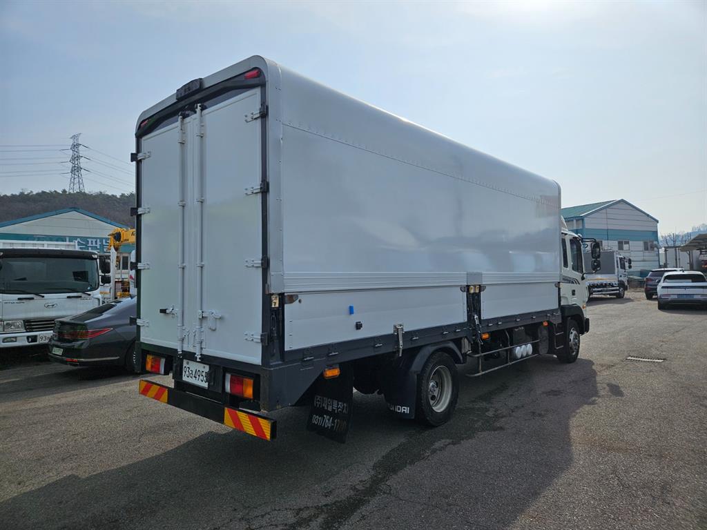 medium and large cargo truck - Vista 5