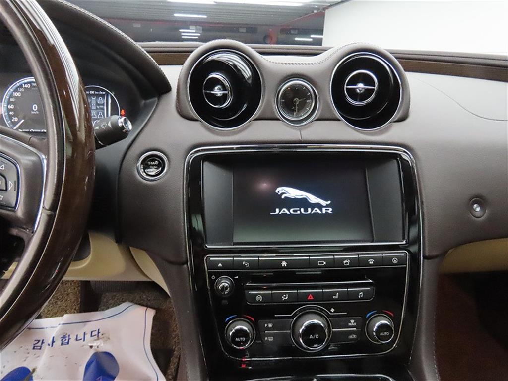 Jaguar XJ - Vista 12