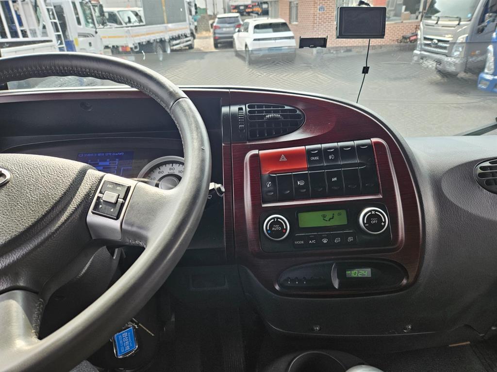 medium and large cargo truck - Vista 9