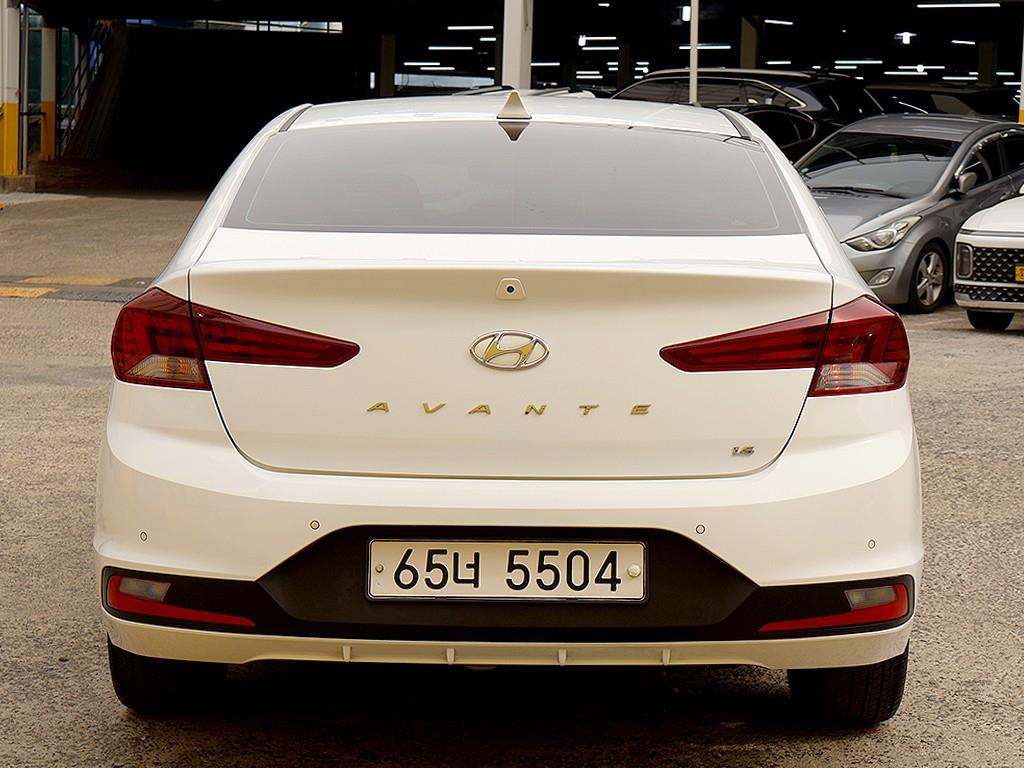 HYUNDAI Avante - Vista 5