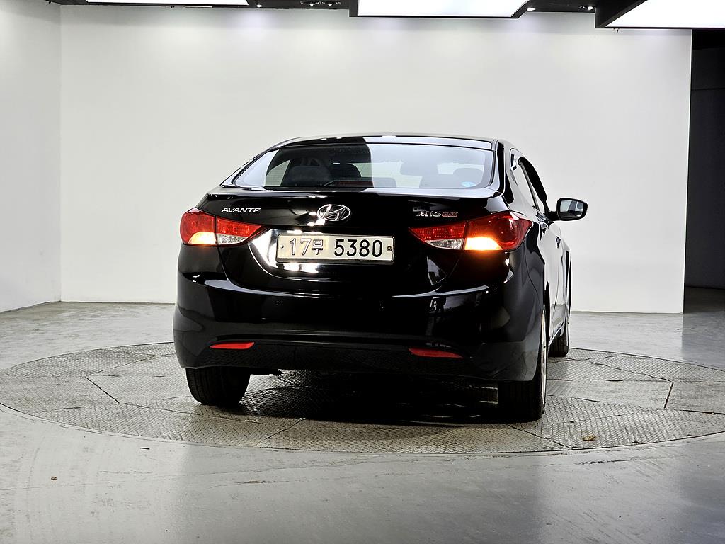 HYUNDAI Avante - Vista 3