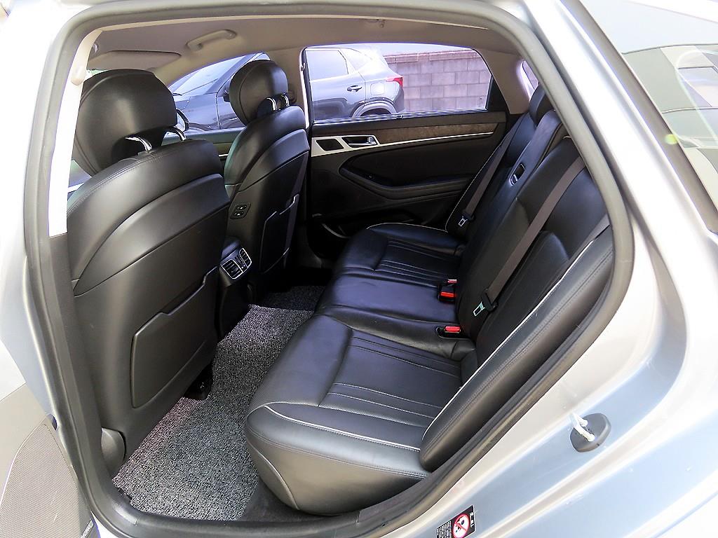 HYUNDAI Genesis - Vista 6