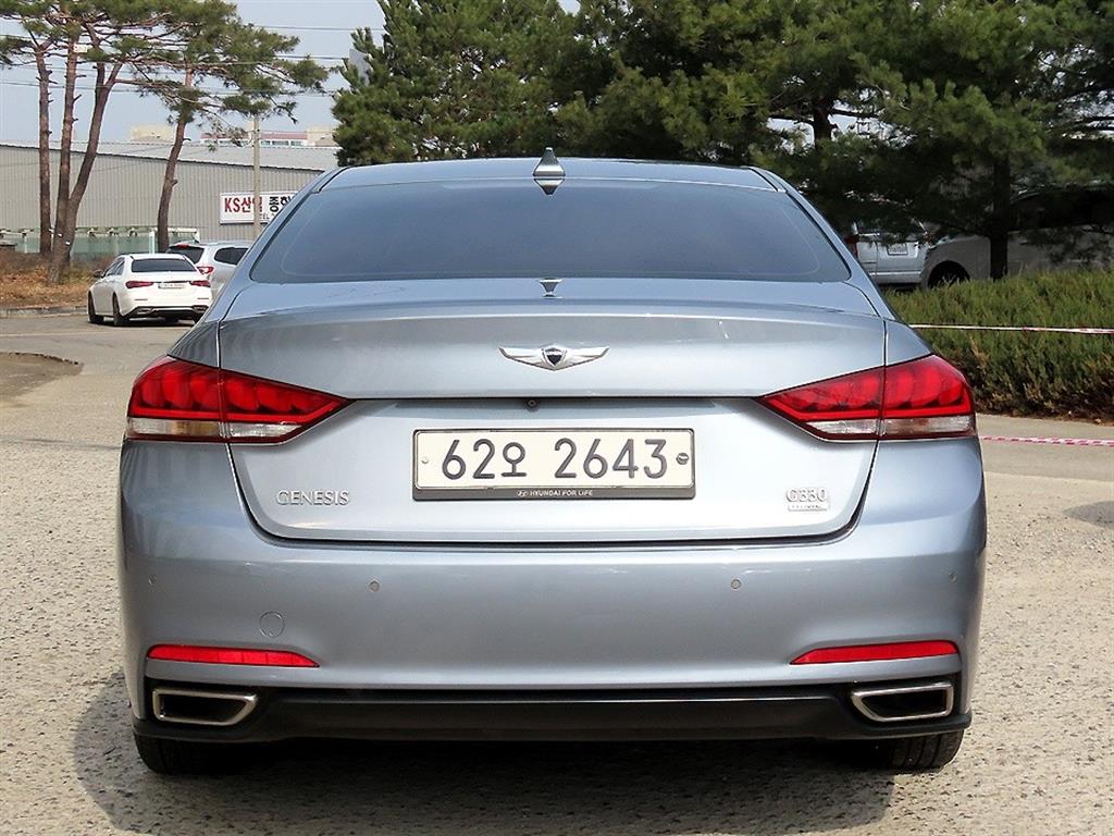 HYUNDAI Genesis - Vista 4