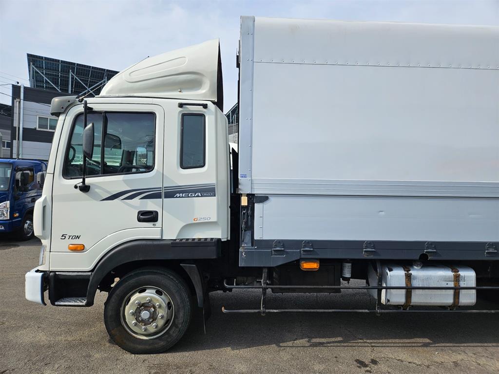 medium and large cargo truck - Vista 8