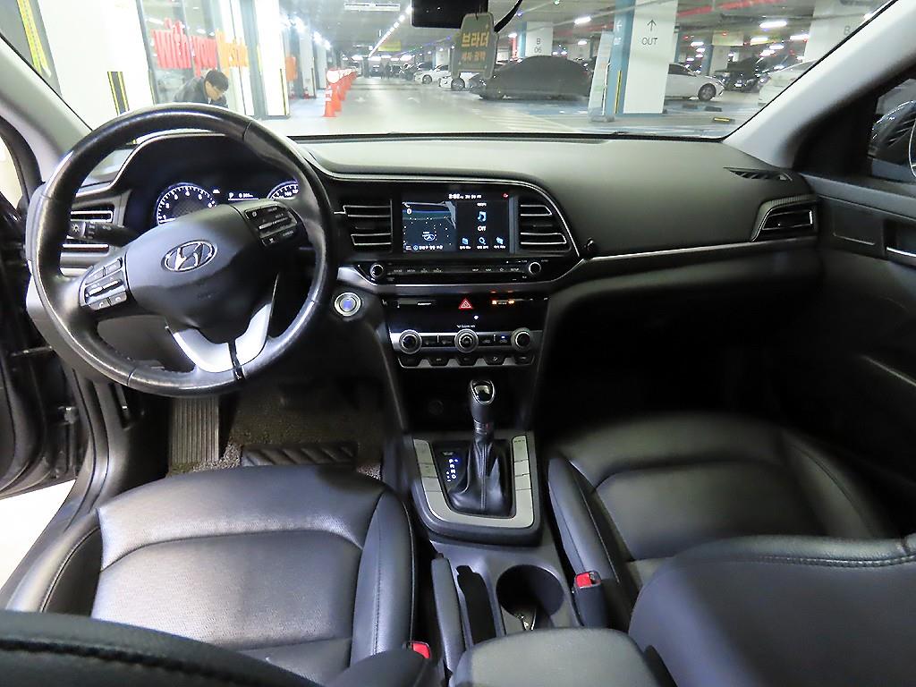 HYUNDAI Avante - Vista 10