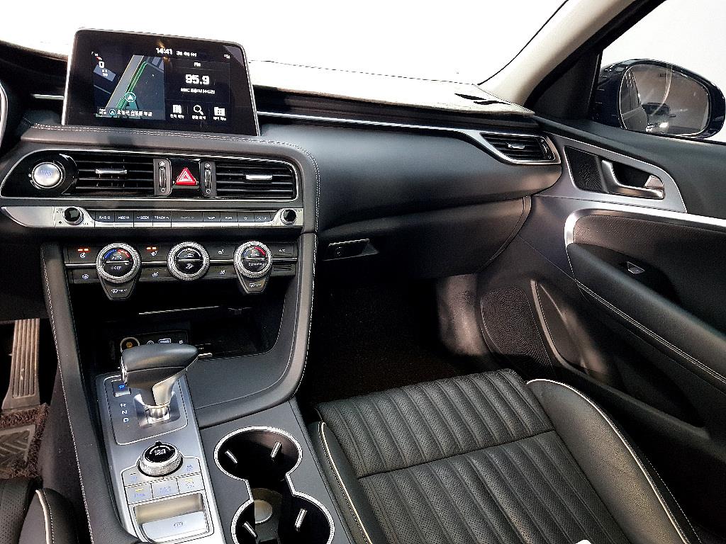 Genesis G70 - Vista 9