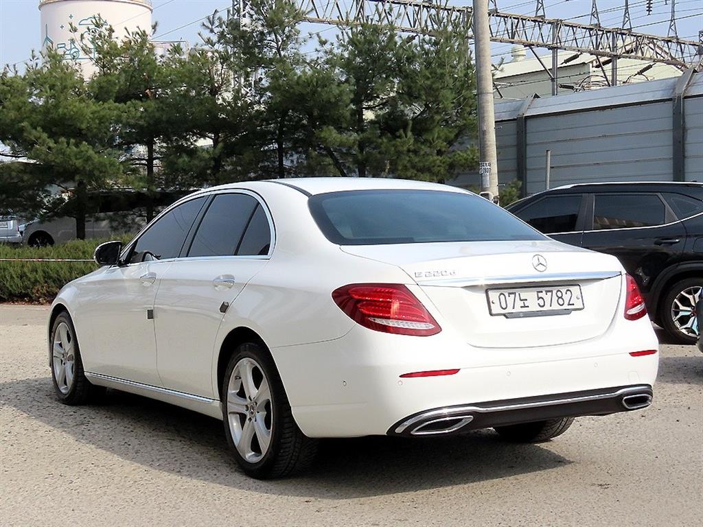 Mercedes Benz E class - Vista 3