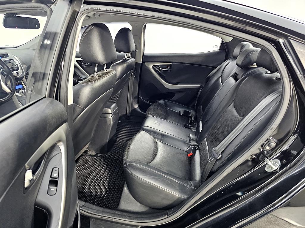 HYUNDAI Avante - Vista 9