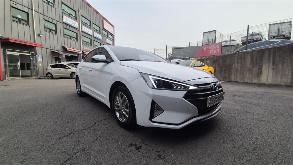 HYUNDAI Avante - Vista 3