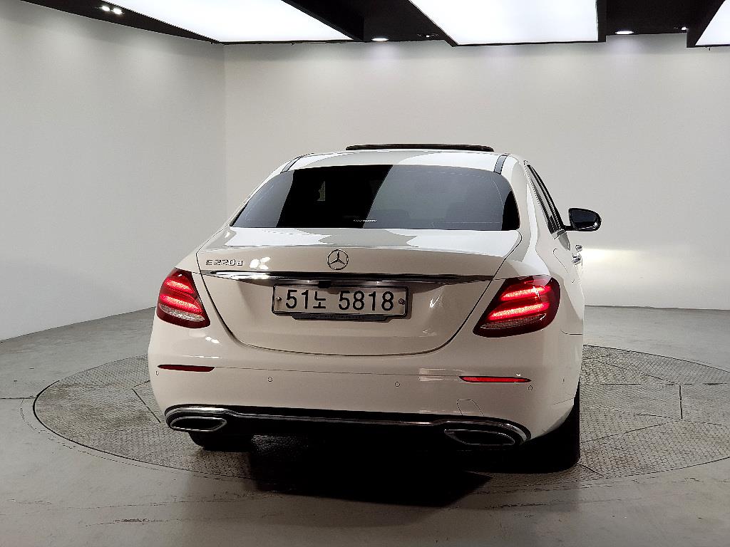 Mercedes Benz E class - Vista 3