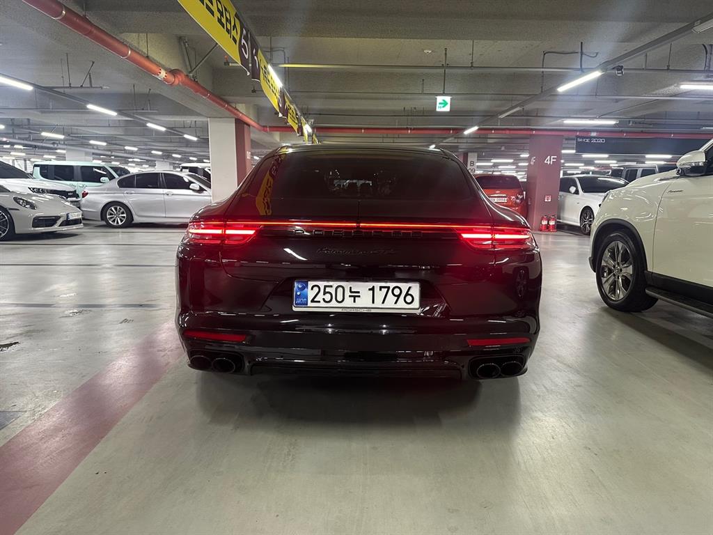 Porsche Panamera - Vista 4