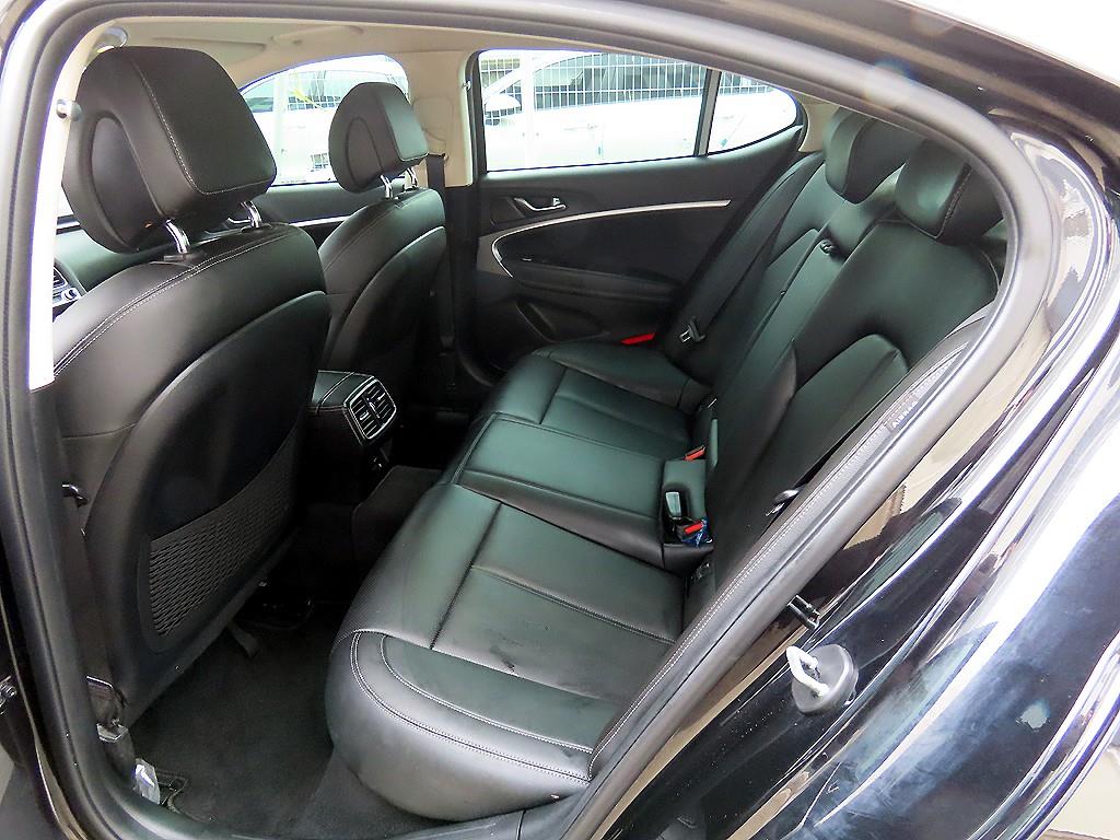 Genesis G70 - Vista 6