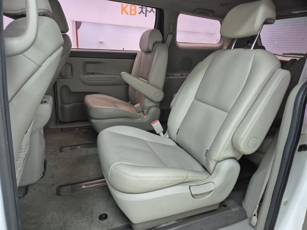 KIA Carnival - Vista 12