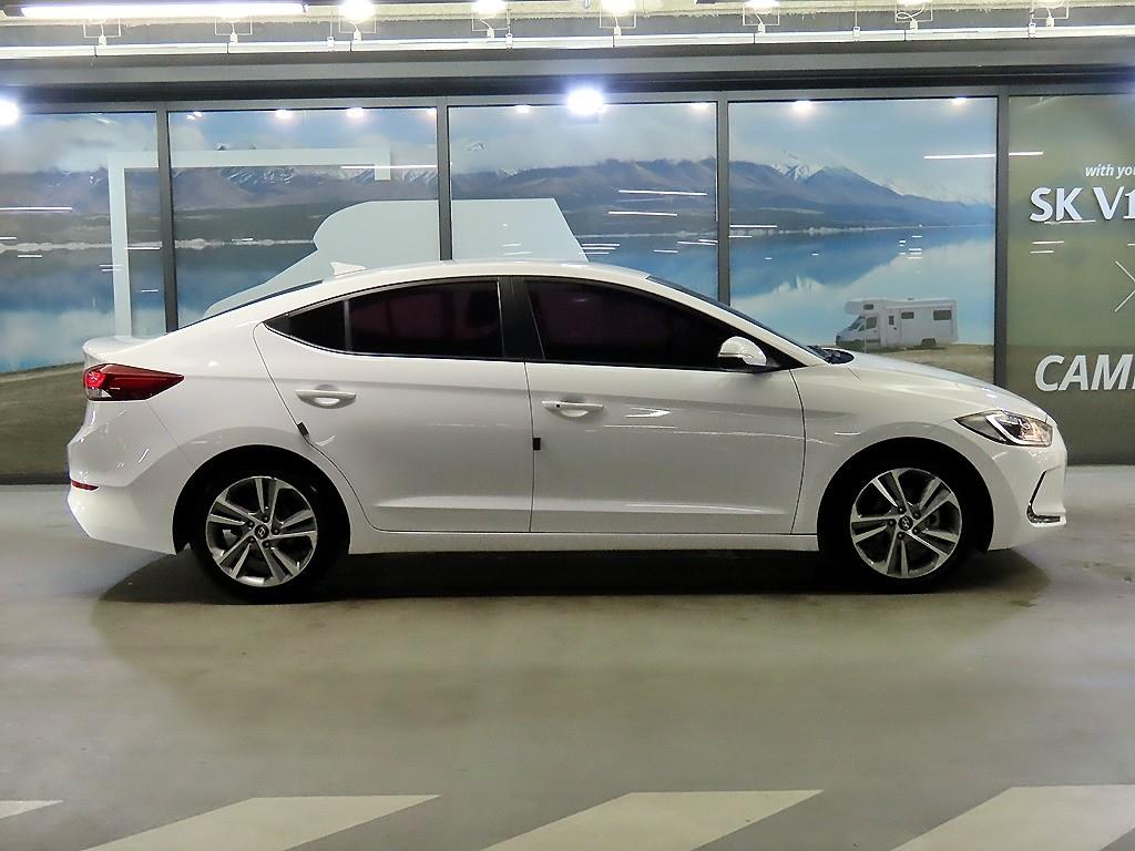 HYUNDAI Avante - Vista 3