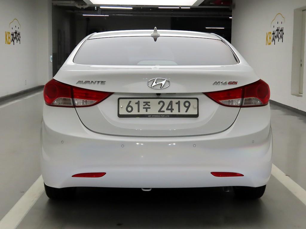 HYUNDAI Avante - Vista 3