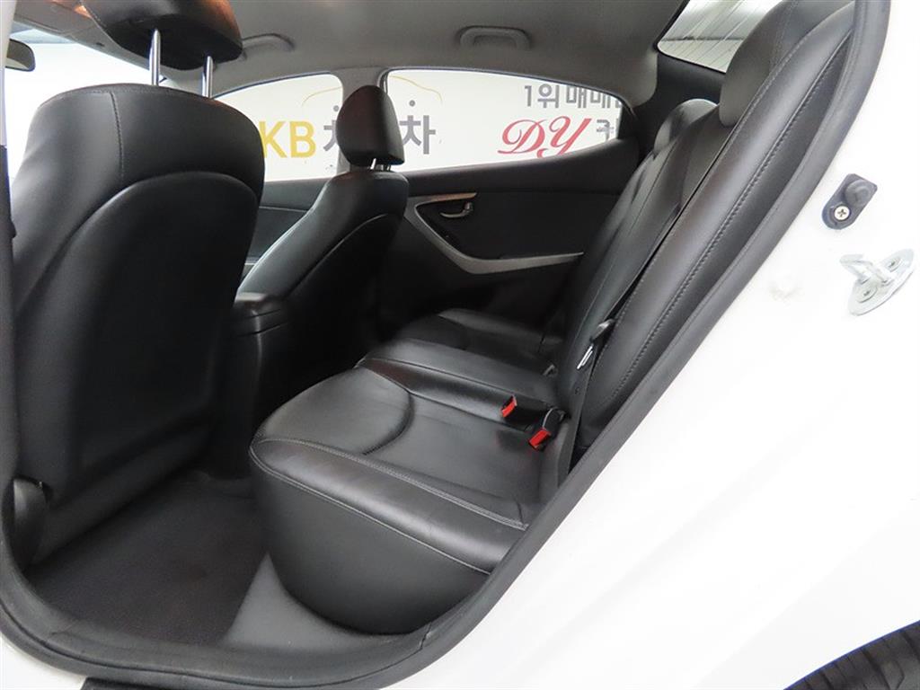 HYUNDAI Avante - Vista 6