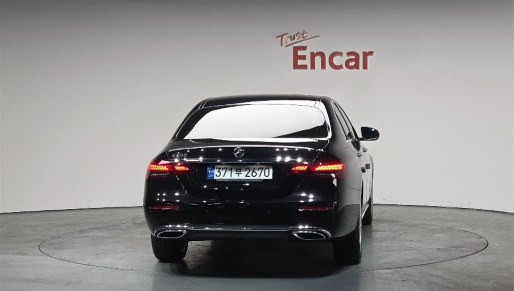 Mercedes Benz E class - Vista 4