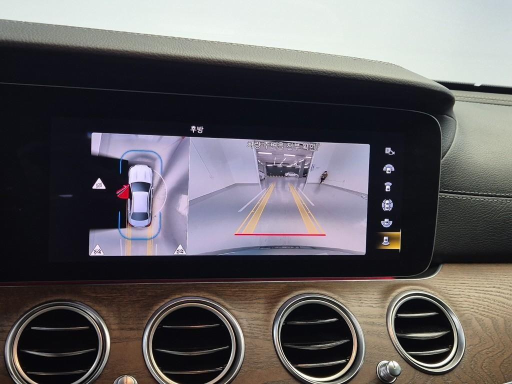 Mercedes Benz E class - Vista 8