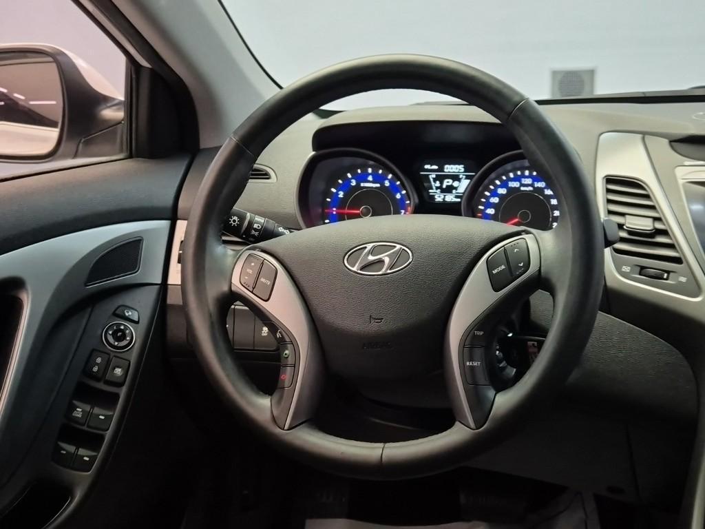 HYUNDAI Avante - Vista 9