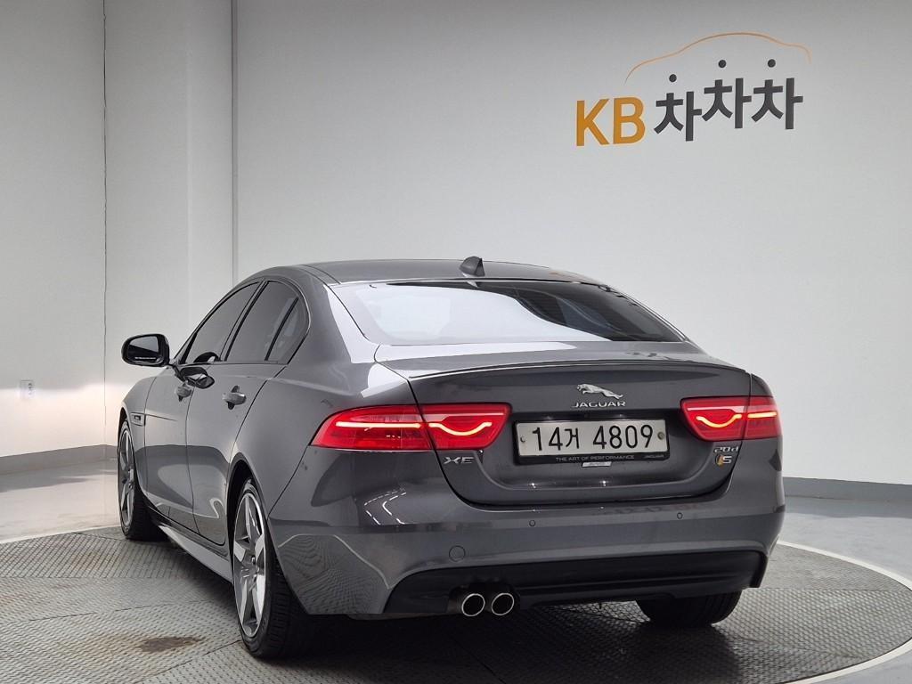 Jaguar XE - Vista 2