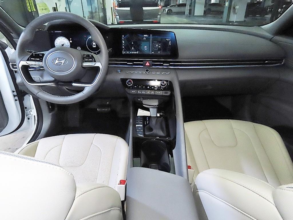 HYUNDAI Avante - Vista 10