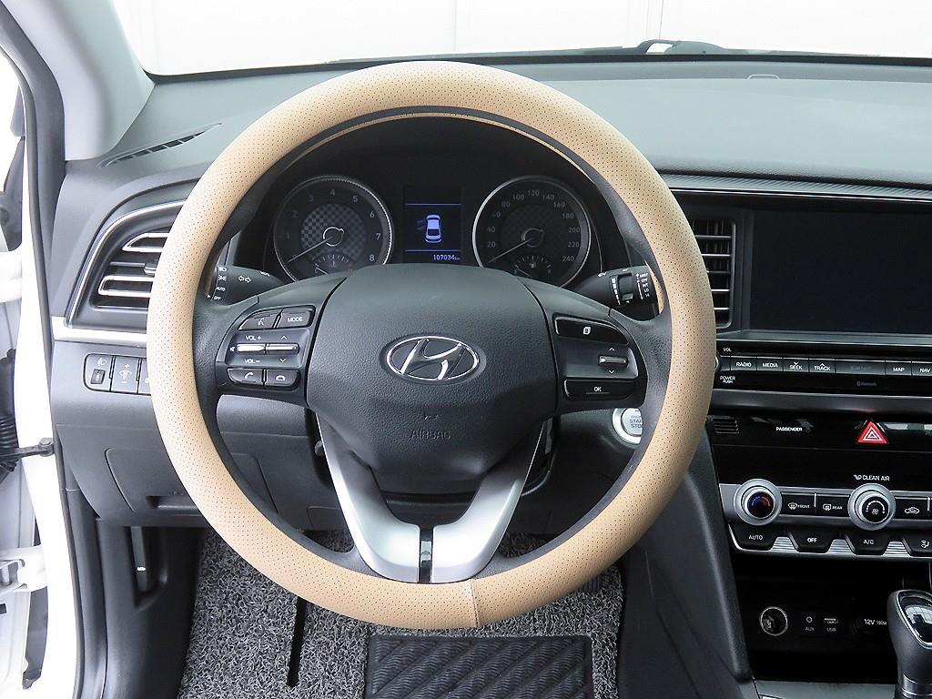 HYUNDAI Avante - Vista 9