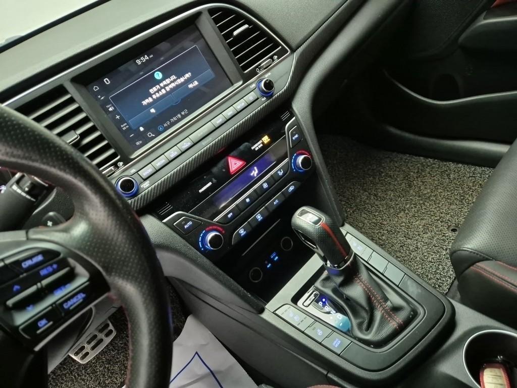 HYUNDAI Avante - Vista 10