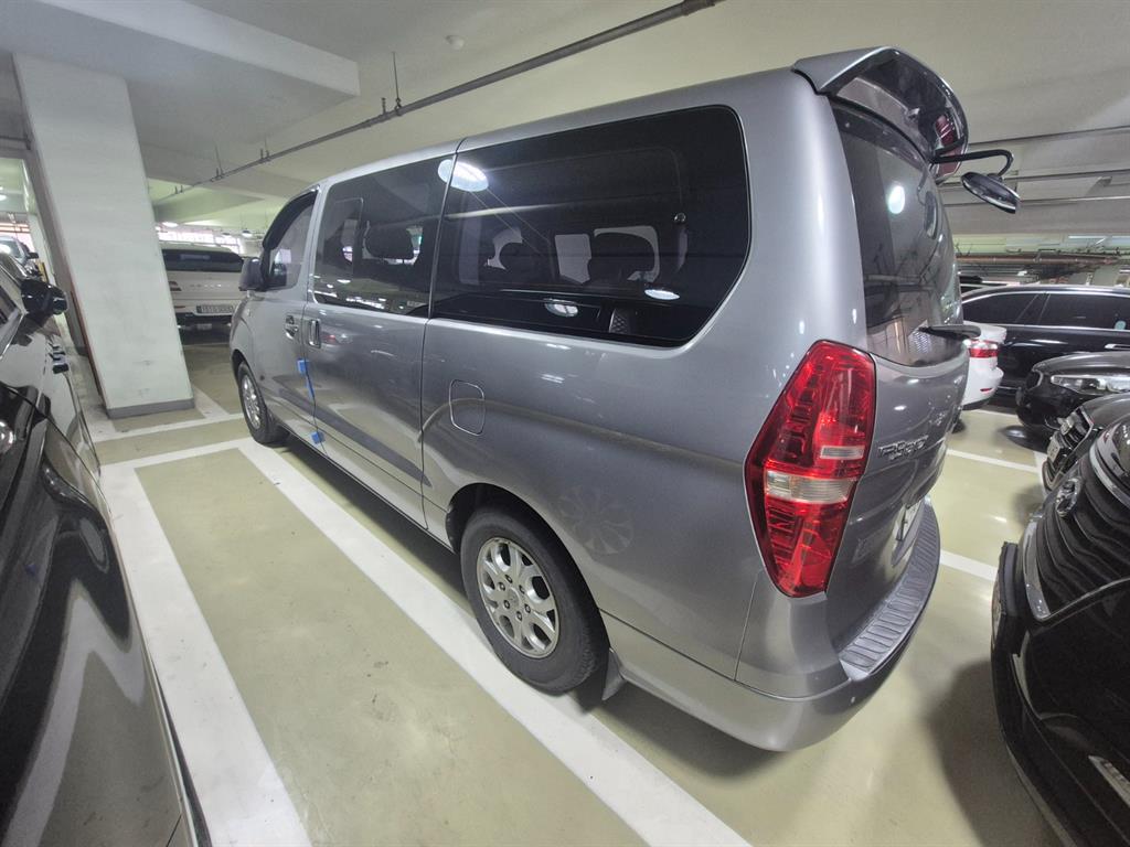 HYUNDAI Starex - Vista 3