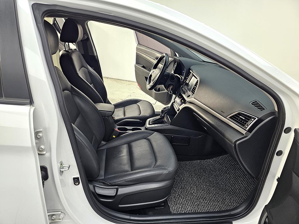 HYUNDAI Avante - Vista 11