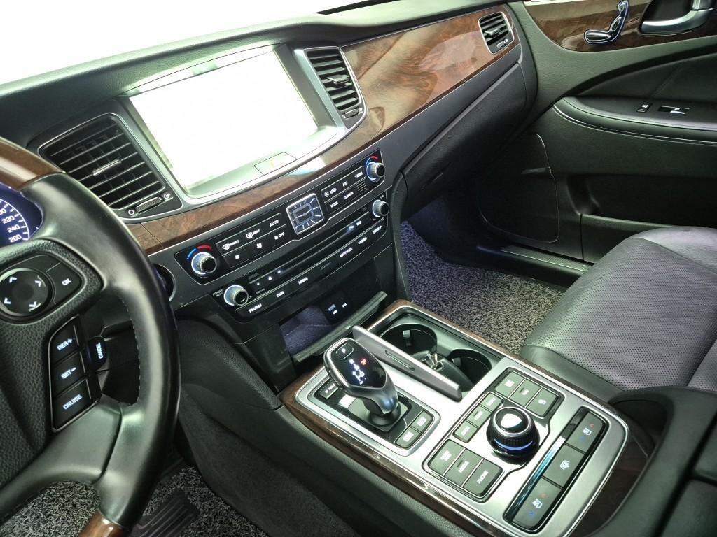 HYUNDAI Equus - Vista 10
