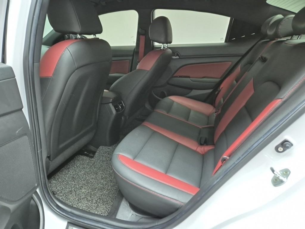 HYUNDAI Avante - Vista 12