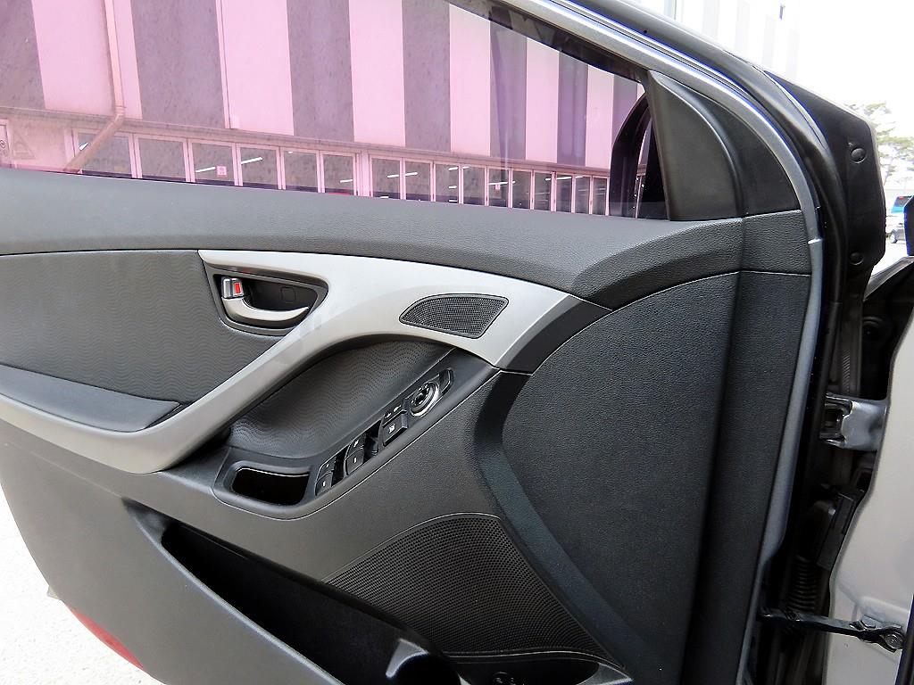 HYUNDAI Avante - Vista 11