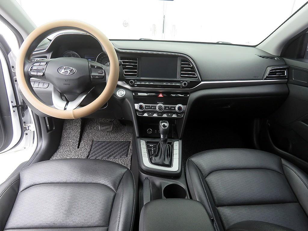 HYUNDAI Avante - Vista 8