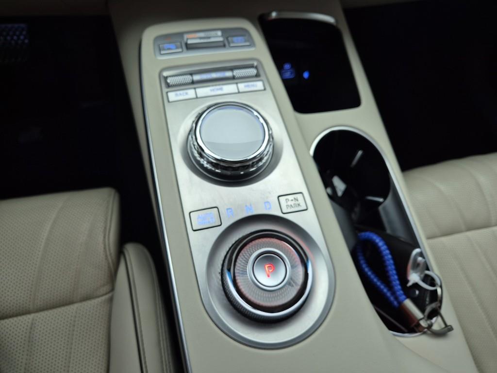 Genesis GV70 - Vista 8