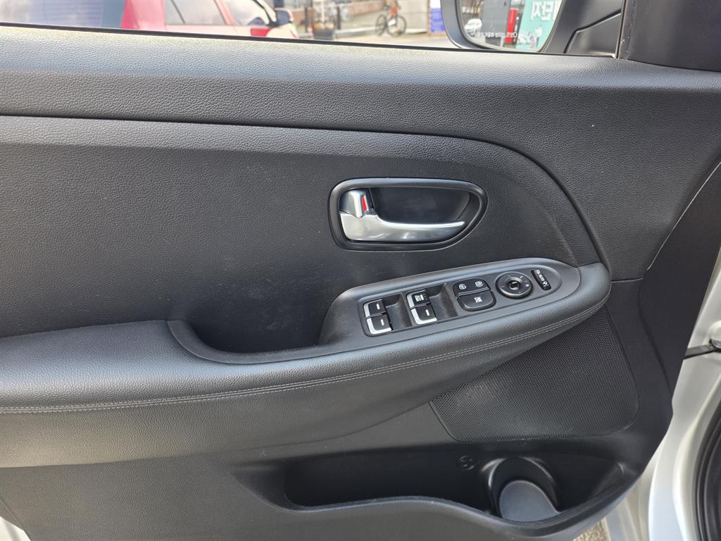 KIA Carens - Vista 9