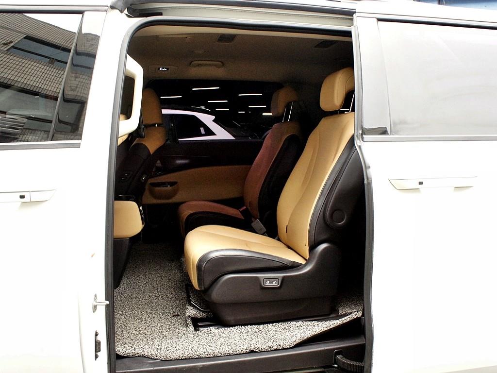 KIA Carnival - Vista 11