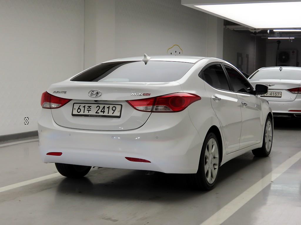 HYUNDAI Avante - Vista 4