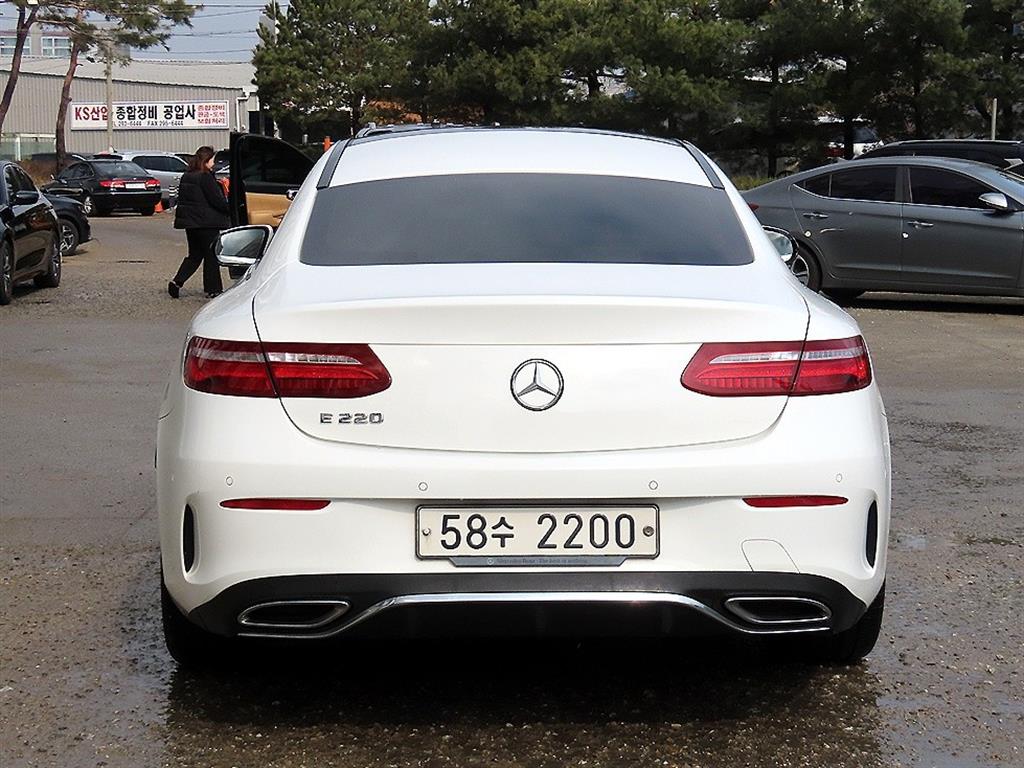 Mercedes Benz E class - Vista 4