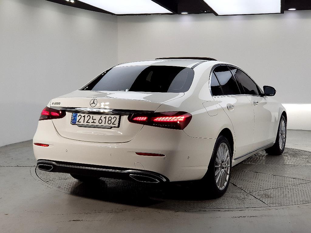 Mercedes Benz E class - Vista 4