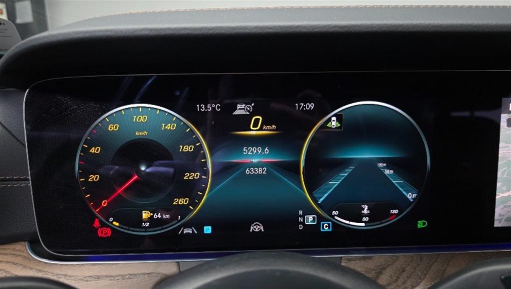 Mercedes Benz E class - Vista 8