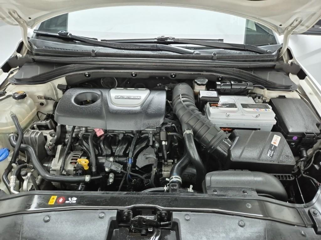 HYUNDAI Avante - Vista 5