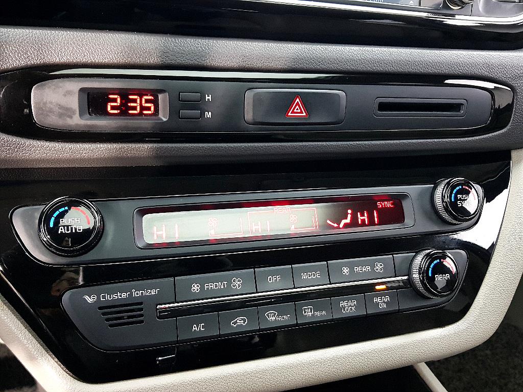 KIA Carnival - Vista 11