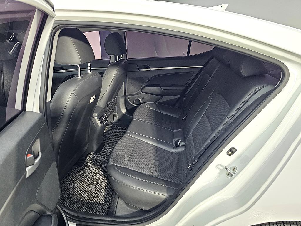 HYUNDAI Avante - Vista 9